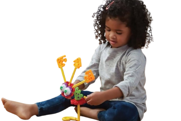 Niño aprendiendo robótica con piezas K'nex