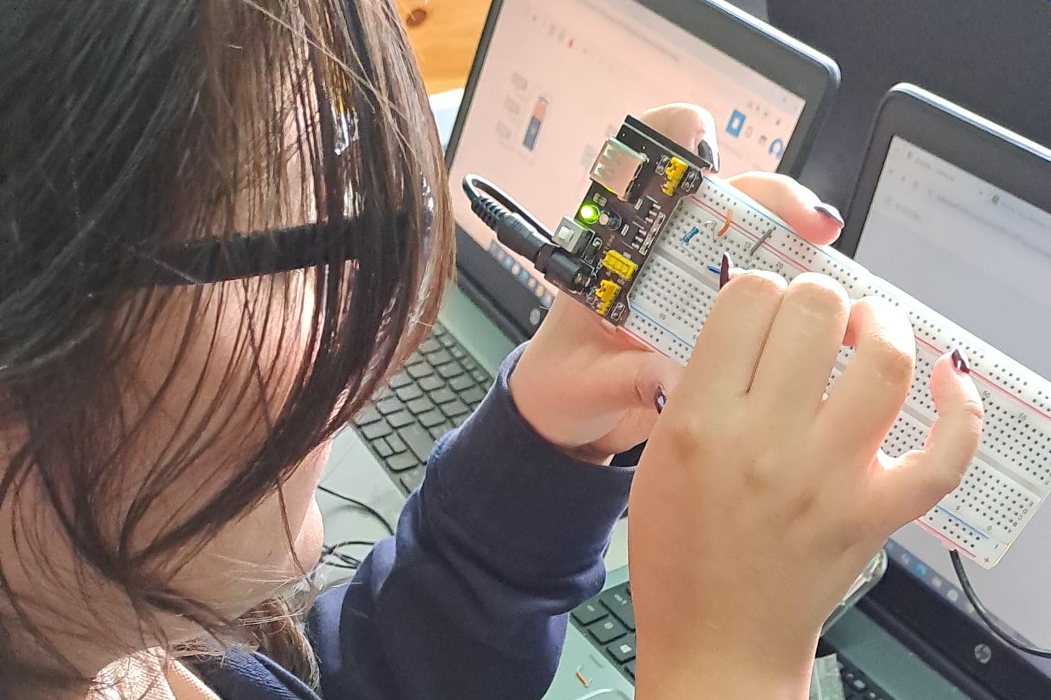 Placas Arduino y ESP32 con componentes