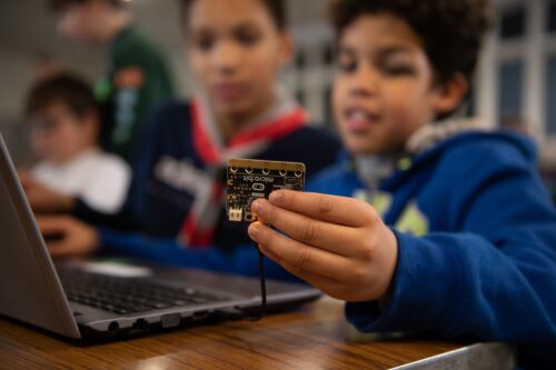 Estudiante programando placa microbit
