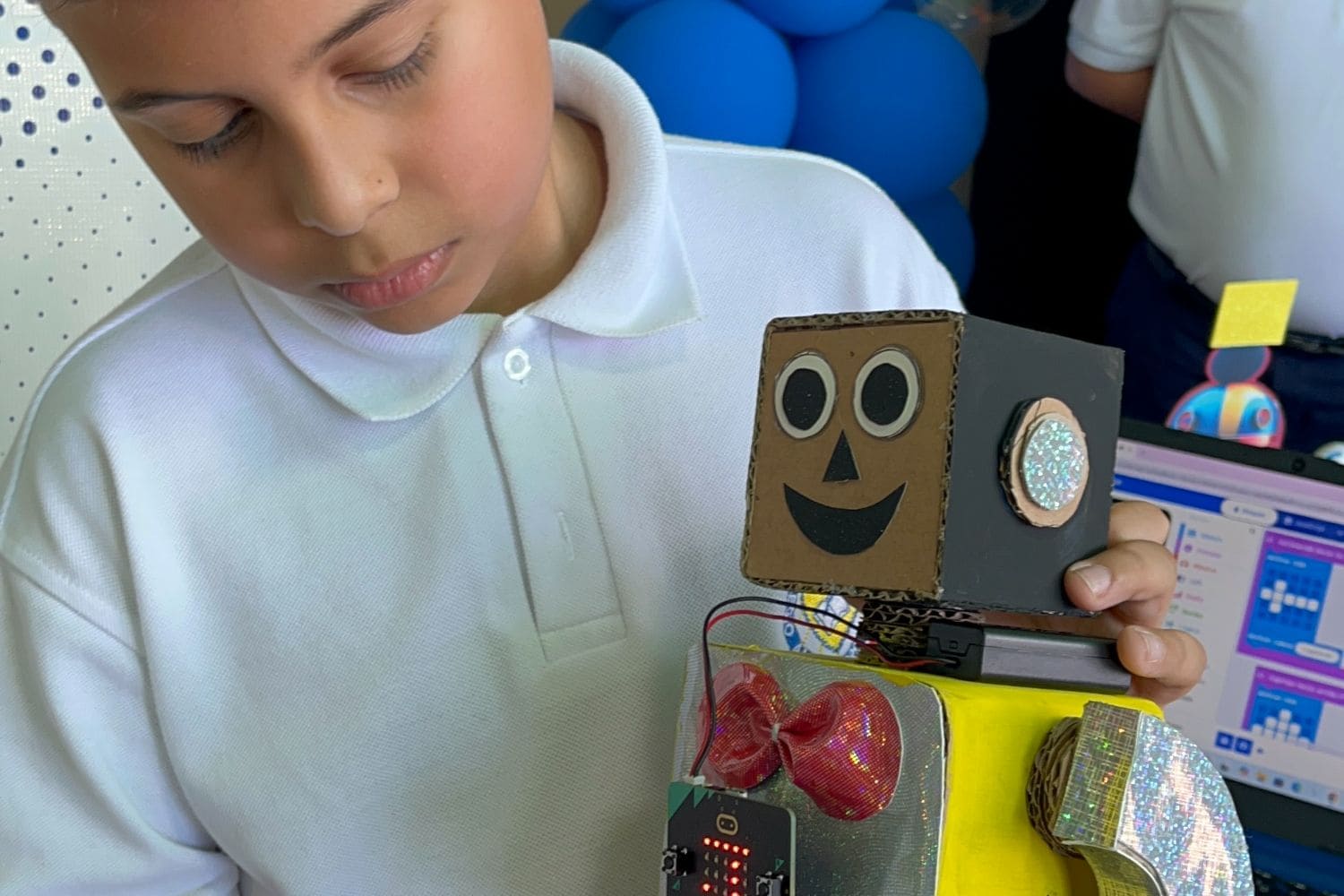 Estudiante programando placa microbit