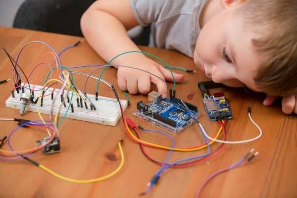 Placas Arduino y ESP32 con componentes